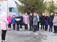Учащиеся школы №138 у мемориальной доски В. И. Чуйкову