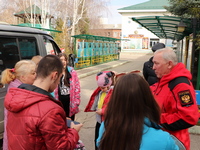 Акция с детьми Донбасса. Встреча гостей у машины